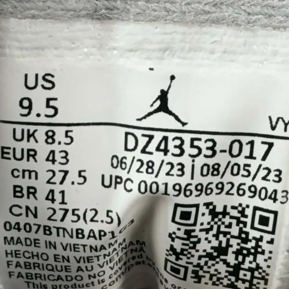 Jordan Max Aura 5 Sneakers Black Metallic Gold White DZ4353-017